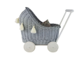 Puppenwagen-grau-korb-rattan-holz-klein-mit-bettwasche
