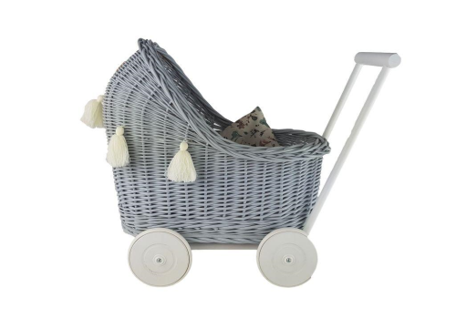 Puppenwagen-grau-korb-rattan-holz-klein-mit-bettwasche