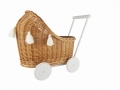 korb-puppenwagen-natur-weisse-holzrader-mit-fransen-wie-rattan