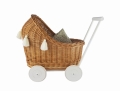 puppenwagen-korb-rattan-natur-rader-weiss-bettwasche