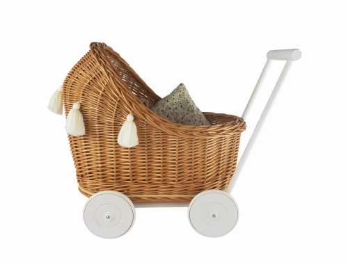 puppenwagen-korb-rattan-natur-rader-weiss-bettwasche