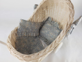 retro-puppenwagen-rattan-korb-bettwasche-ecru