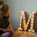 holzlampe-buchstabe-holz-deko-lampe-kinderzimmer