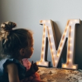 kinderzimmer-buchstabe-licht-lampe-holzlampe-deko