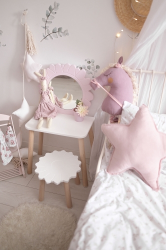 kindertisch-rosa-machenzimmer-holz-weiss