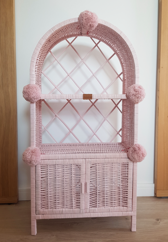 Korb Schrank in Rattan-Style in rosa Kinderzimmer mit Pompoms