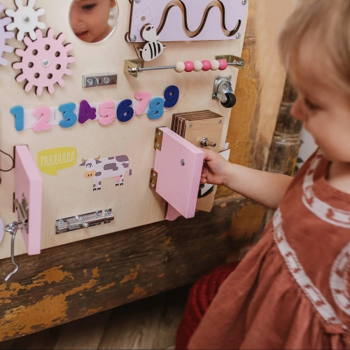 activity-board-klein-holz-personalisiert-motorikwand