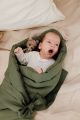 baby-newborn-grün-decke-schlaf-pucksack.jpg