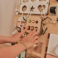 motorikwand-activity-board-montessori-holz-jungs.webp