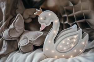 Lampe Mädchen "Schwan" aus Holz handgefertigt