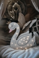 lampe-kinderzimmer-schwan-mädchen-holz[7685].jpg