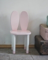 Holzstuhl-Hase-weiß-rosa-mit Socken.jpg