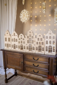 Skandinavische Holzdeko: Stadthaus mit LED-Lichtern | Handarbeit aus finnischem Holz