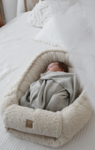Babynest aus Teddystoff in beige/ecru– das kuschelige Nestchen für Geborgenheit & Komfort