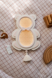 Wandlampe Bär aus Holz & Rattan – dimmbares Nachtlicht & Kinderzimmer-Deko handgefertigt