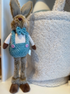 Osterhase Deko 45 cm – hochwertiger stehender Hase mit langen Beinen in blau | besonderes Ostergeschenk