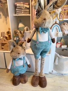 XXL Osterhase Junge 122 cm – großer ausziehbarer Deko-Hase mit blauem Lätzchen | besonderes Ostergeschenk