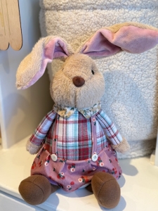 Osterhase Kuscheltier sitzend 30 cm – bunter Hase im Kleid - Mädchen | Osterdeko & Geschenk zu Ostern