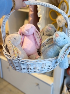 Osterhase Kuscheltier mit Blümenohren 25 cm – weicher Plüschhase in rosa, blau, beige oder grau | Ostergeschenk