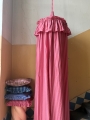 kinderzimmer-baldachin-gestreift-rosa-rot-premium.jpg